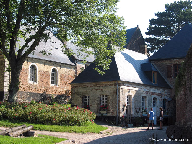 La citadelle de Montreuil sur mer se situe proche du camping des 4 plages 